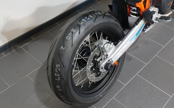 Umgebautes Motorrad KTM 690 SMC R von motoroox GmbH - Bild 24 Umgebautes Motorrad KTM 690 SMC R von motoroox GmbH - Bild 24
