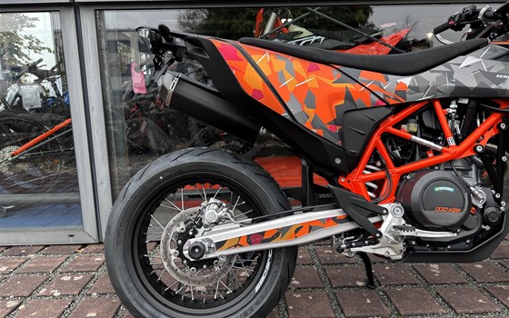 Umgebautes Motorrad KTM 690 SMC R von Road Star Motorcycles GmbH - Bild 12 Umgebautes Motorrad KTM 690 SMC R von Road Star Motorcycles GmbH - Bild 12