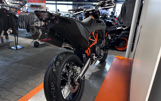 Umgebautes Motorrad KTM 690 SMC R von Road Star Motorcycles GmbH - Bild 13 Umgebautes Motorrad KTM 690 SMC R von Road Star Motorcycles GmbH - Bild 13