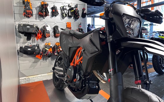 Umgebautes Motorrad KTM 690 SMC R von Road Star Motorcycles GmbH - Bild 8 Umgebautes Motorrad KTM 690 SMC R von Road Star Motorcycles GmbH - Bild 8