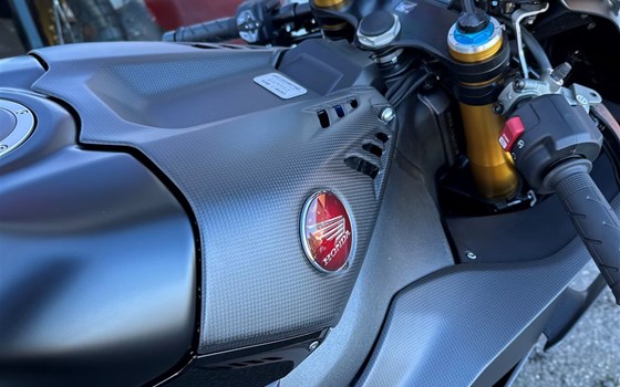 Umgebautes Motorrad Honda CBR1000RR-R Fireblade SP Carbon Edition von Direct Performance - Bild 11