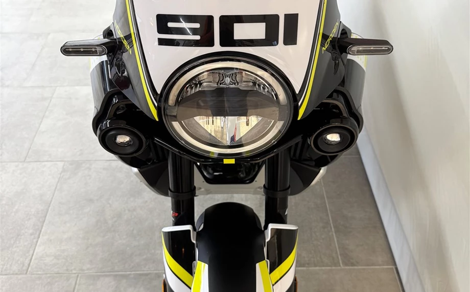 Umbgebautes Motorrad Husqvarna Norden 901 Bild 10: Umbgebautes Motorrad Husqvarna Norden 901