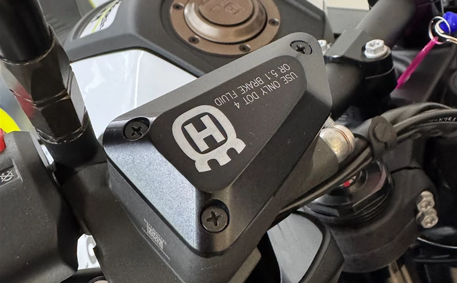 Umbgebautes Motorrad Husqvarna Norden 901 Bild 11: Umbgebautes Motorrad Husqvarna Norden 901
