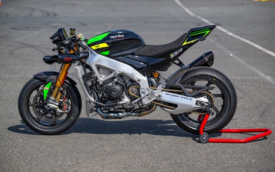 Umgebautes Motorrad Aprilia RSV4 1100 Factory von Peuker & Streeb Inh. Michael Rapp e.K. - Bild 7 Umgebautes Motorrad Aprilia RSV4 1100 Factory von Peuker & Streeb Inh. Michael Rapp e.K. - Bild 7