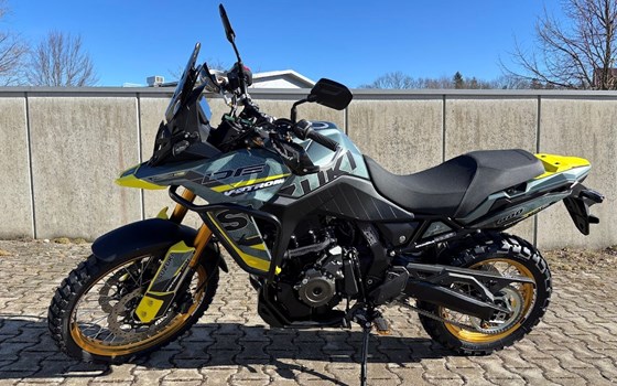 Umgebautes Motorrad Suzuki V-Strom 800DE von Suedbike e.K. Inhaber Wolfgang Schustek - Bild 1 Umgebautes Motorrad Suzuki V-Strom 800DE von Suedbike e.K. Inhaber Wolfgang Schustek - Bild 1