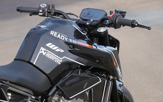 Umgebautes Motorrad KTM 790 Duke L von Motorcorner GmbH - Bild 6 Umgebautes Motorrad KTM 790 Duke L von Motorcorner GmbH - Bild 6
