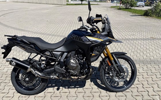 Umgebautes Motorrad Suzuki V-Strom 800DE von Suedbike e.K. Inhaber Wolfgang Schustek - Bild 1 Umgebautes Motorrad Suzuki V-Strom 800DE von Suedbike e.K. Inhaber Wolfgang Schustek - Bild 1
