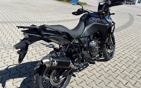 Umgebautes Motorrad Suzuki V-Strom 800DE von Suedbike e.K. Inhaber Wolfgang Schustek - Bild 2 Umgebautes Motorrad Suzuki V-Strom 800DE von Suedbike e.K. Inhaber Wolfgang Schustek - Bild 2