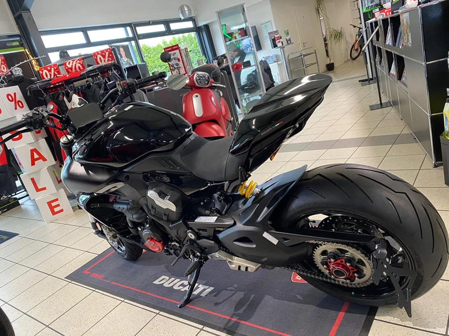 Umbgebautes Motorrad Ducati Diavel V4 Bild 2: Umbgebautes Motorrad Ducati Diavel V4