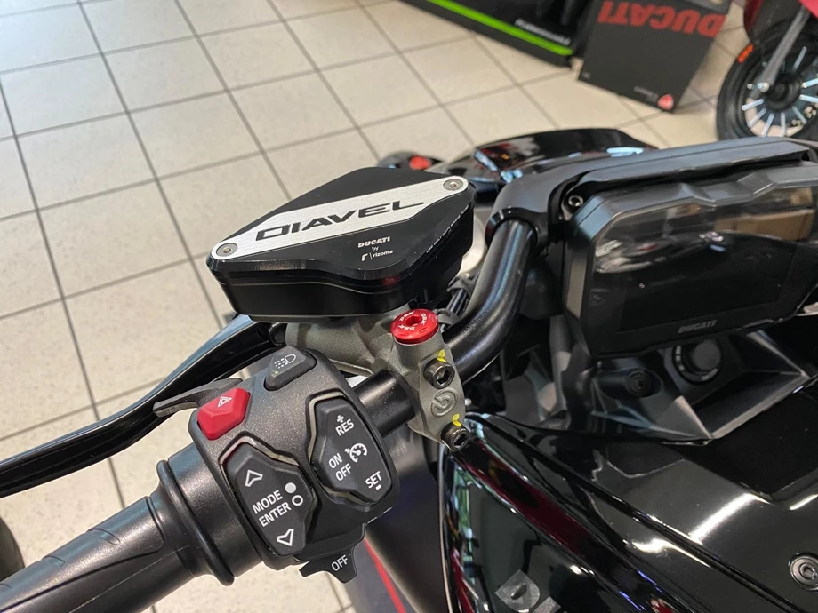 Umbgebautes Motorrad Ducati Diavel V4 Bild 11: Umbgebautes Motorrad Ducati Diavel V4