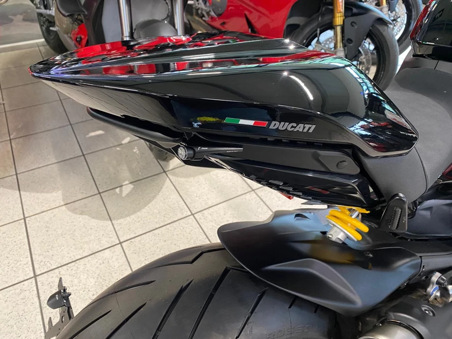 Umbgebautes Motorrad Ducati Diavel V4 Bild 17: Umbgebautes Motorrad Ducati Diavel V4