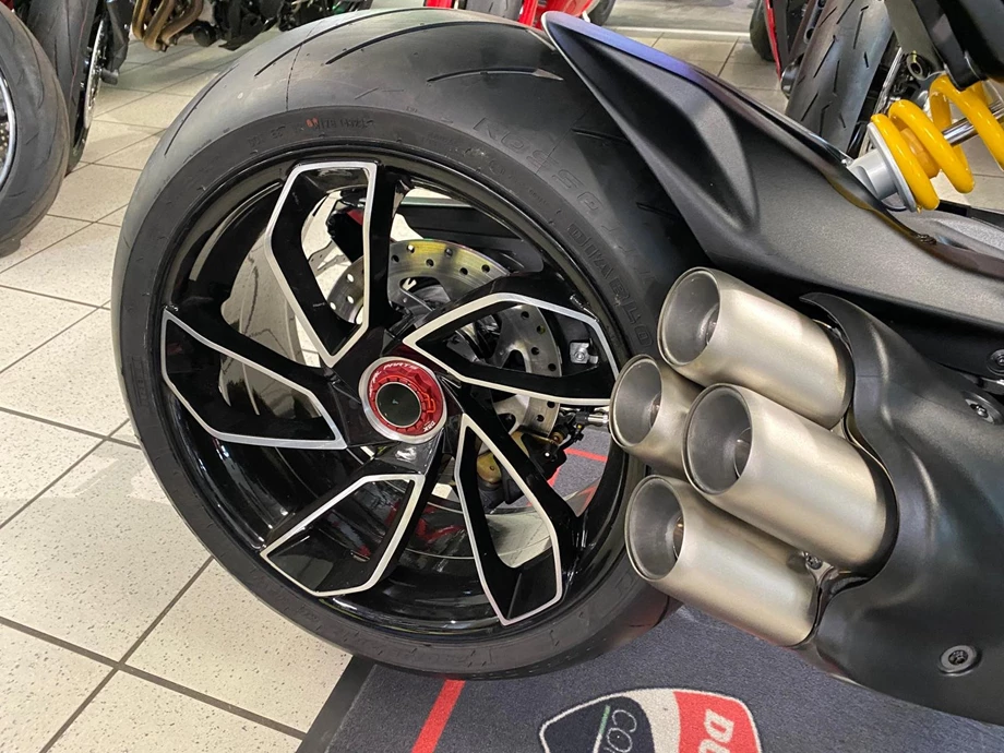 Umbgebautes Motorrad Ducati Diavel V4 Bild 18: Umbgebautes Motorrad Ducati Diavel V4