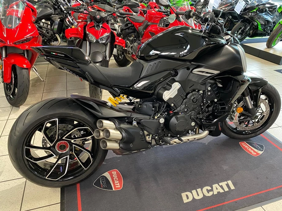 Umbgebautes Motorrad Ducati Diavel V4 Bild 4: Umbgebautes Motorrad Ducati Diavel V4