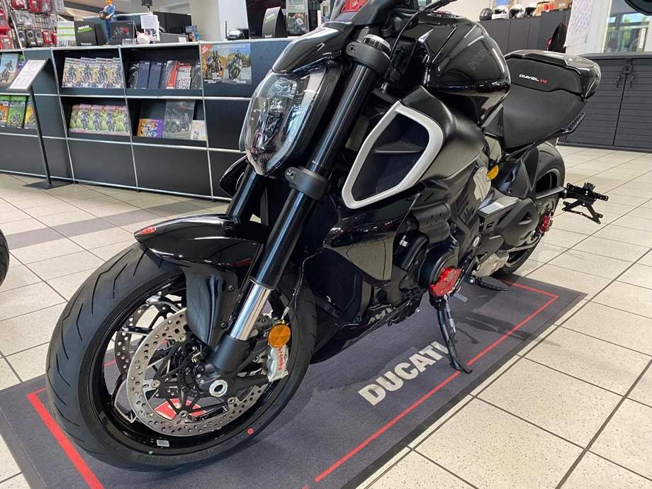 Umbgebautes Motorrad Ducati Diavel V4 Bild 9: Umbgebautes Motorrad Ducati Diavel V4