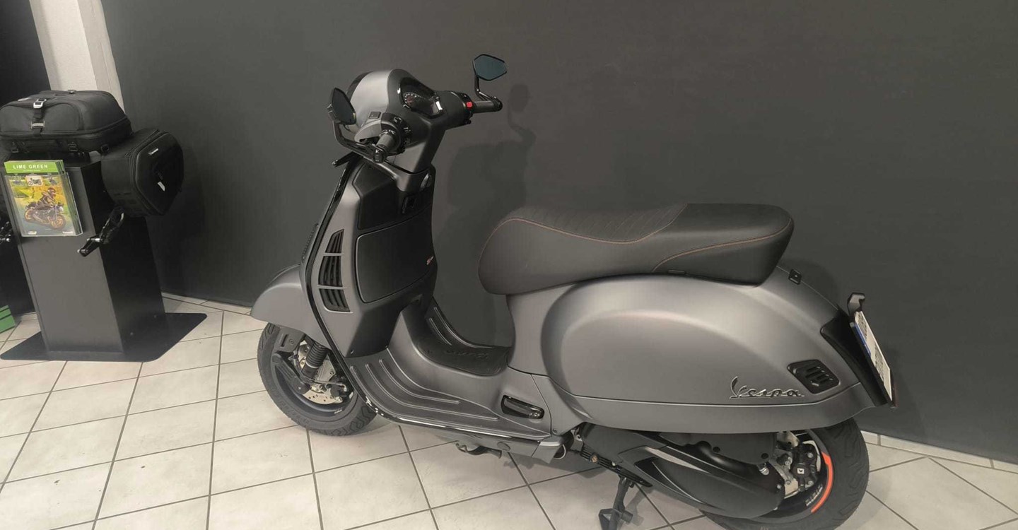 Umbgebautes Motorrad Vespa GTS 310 SuperSport