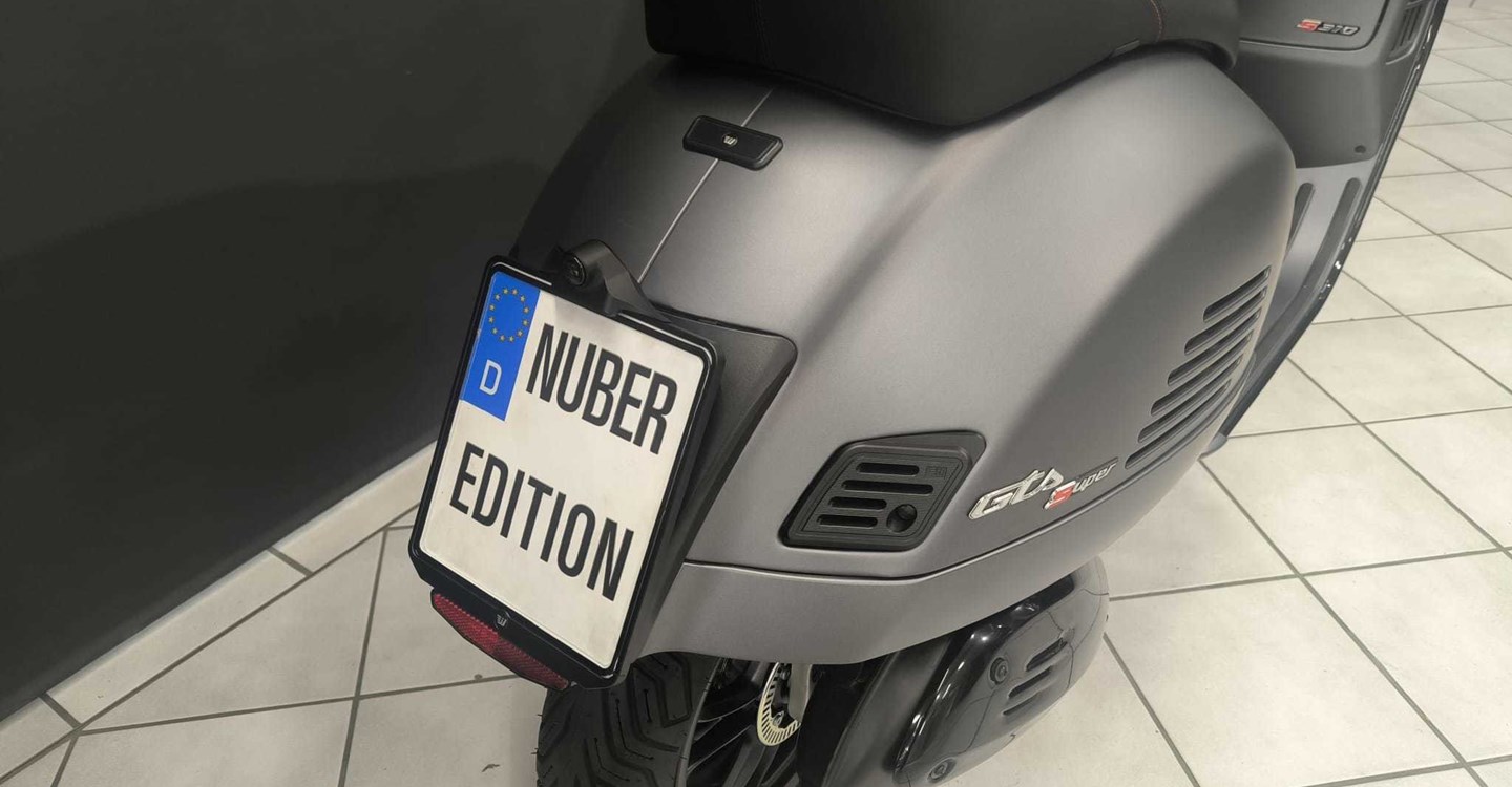 Umbgebautes Motorrad Vespa GTS 310 SuperSport