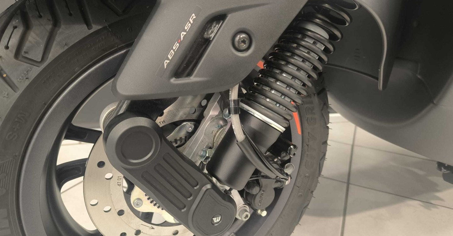 Umbgebautes Motorrad Vespa GTS 310 SuperSport