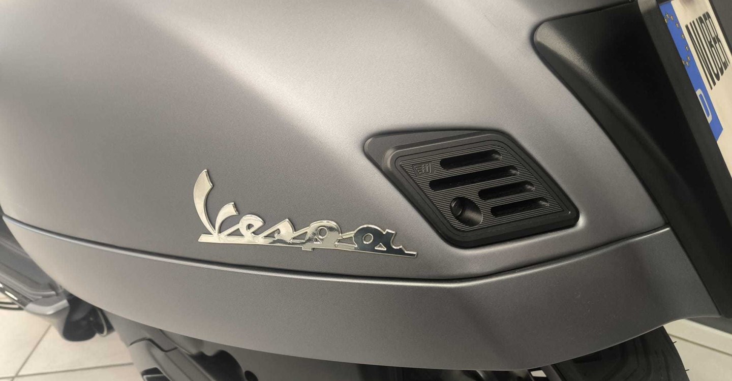 Umbgebautes Motorrad Vespa GTS 310 SuperSport