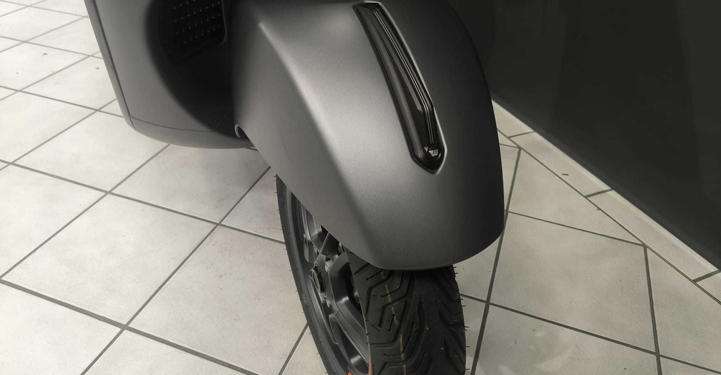 Umbgebautes Motorrad Vespa GTS 310 SuperSport