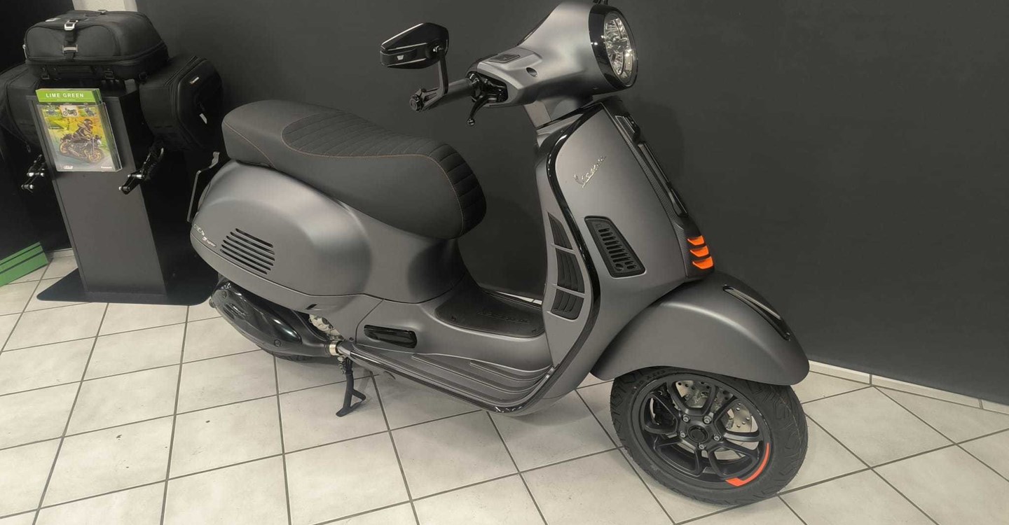 Umbgebautes Motorrad Vespa GTS 310 SuperSport