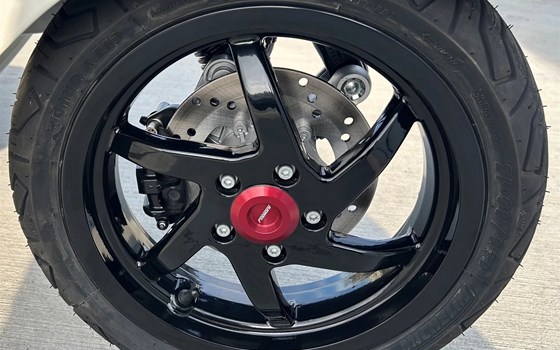 Umgebautes Motorrad Vespa GTS 310 SuperSport von IL MOTO  Motorradhandel und Reparaturwerkstätte GesmbH - Bild 8