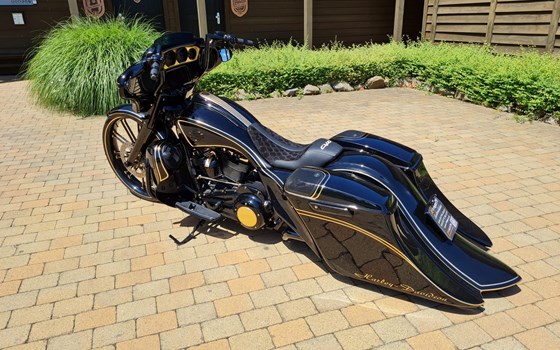 Umgebautes Motorrad Harley-Davidson CVO Street Glide FLHXSE von X-Trem Custombikes - Bild 18