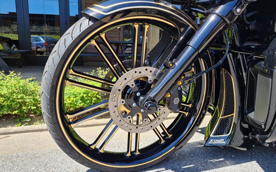 Umgebautes Motorrad Harley-Davidson CVO Street Glide FLHXSE von X-Trem Custombikes - Bild 20