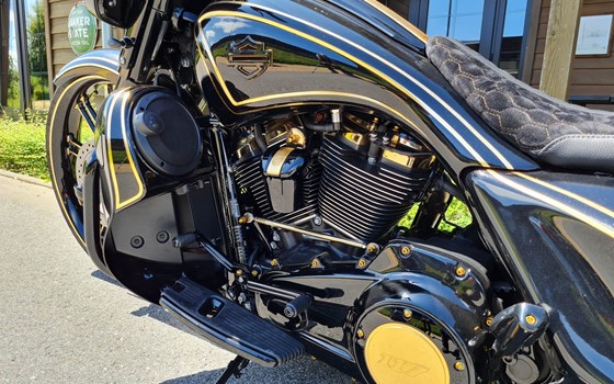 Umgebautes Motorrad Harley-Davidson CVO Street Glide FLHXSE von X-Trem Custombikes - Bild 21