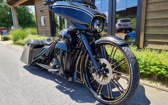 Umgebautes Motorrad Harley-Davidson CVO Street Glide FLHXSE von X-Trem Custombikes - Bild 7