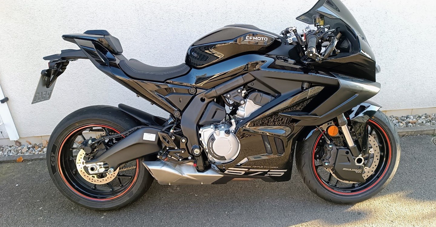 Umbgebautes Motorrad CFMOTO 675SR-R