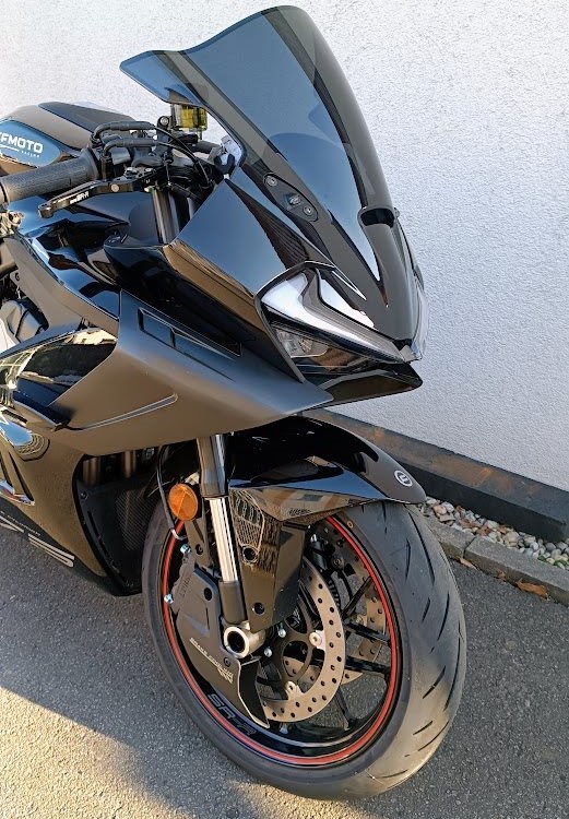 Umbgebautes Motorrad CFMOTO 675SR-R