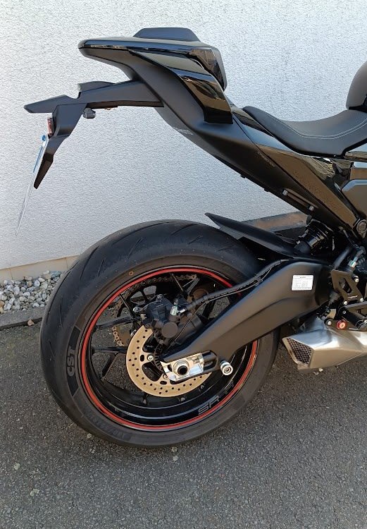 Umbgebautes Motorrad CFMOTO 675SR-R