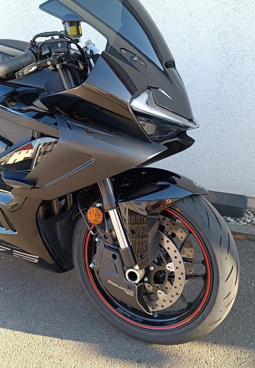 Umbgebautes Motorrad CFMOTO 675SR-R