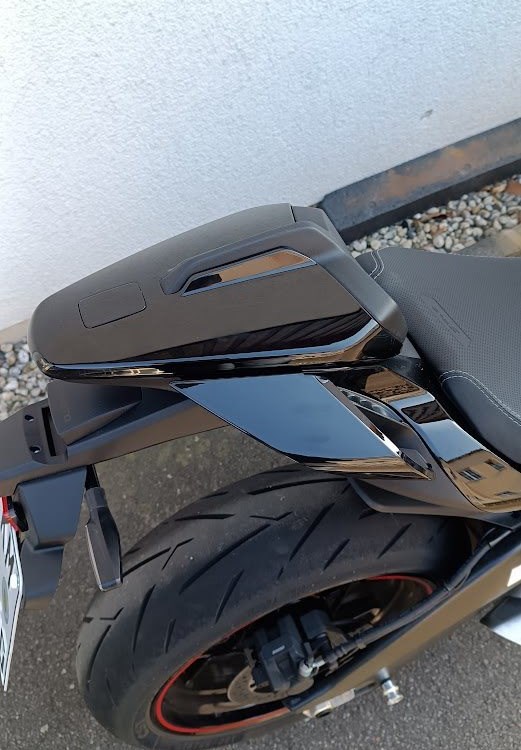 Umbgebautes Motorrad CFMOTO 675SR-R