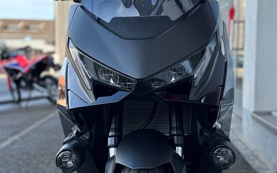 Umgebautes Motorrad Honda Forza 750 von Direct Performance - Bild 2