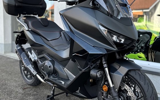 Umgebautes Motorrad Honda Forza 750 von Direct Performance - Bild 3