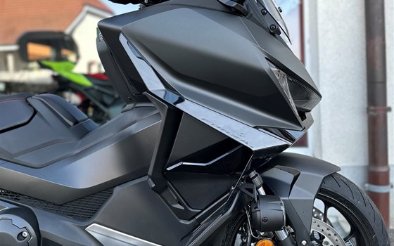 Umgebautes Motorrad Honda Forza 750 von Direct Performance - Bild 5