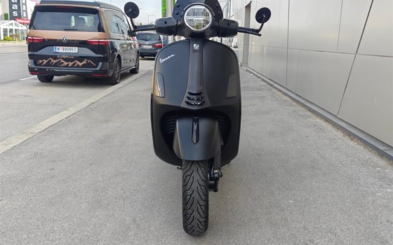 Umgebautes Motorrad Vespa GTS 310 SuperSport von IL MOTO  Motorradhandel und Reparaturwerkstätte GesmbH - Bild 3