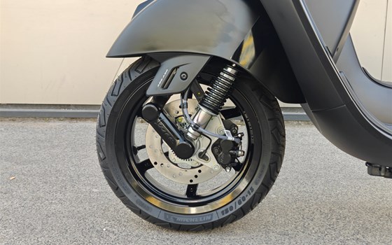 Umgebautes Motorrad Vespa GTS 310 SuperSport von IL MOTO  Motorradhandel und Reparaturwerkstätte GesmbH - Bild 14