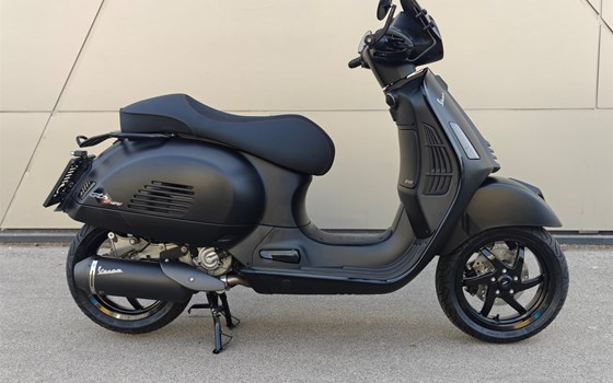 Umgebautes Motorrad Vespa GTS 310 SuperSport von IL MOTO  Motorradhandel und Reparaturwerkstätte GesmbH - Bild 1