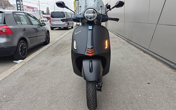 Umgebautes Motorrad Vespa GTS 125 Super Sport von IL MOTO  Motorradhandel und Reparaturwerkstätte GesmbH - Bild 5