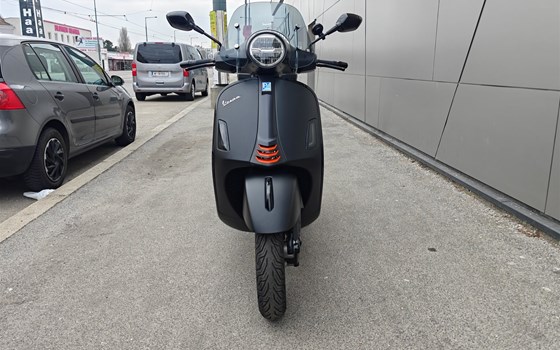 Umgebautes Motorrad Vespa GTS 125 Super Sport von IL MOTO  Motorradhandel und Reparaturwerkstätte GesmbH - Bild 3