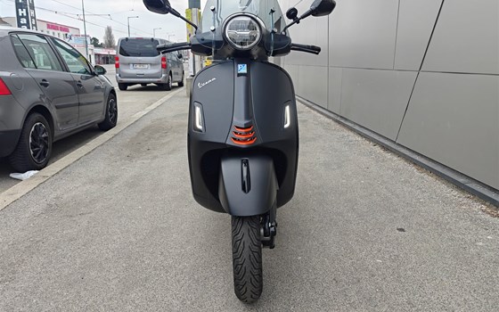 Umgebautes Motorrad Vespa GTS 125 Super Sport von IL MOTO  Motorradhandel und Reparaturwerkstätte GesmbH - Bild 4