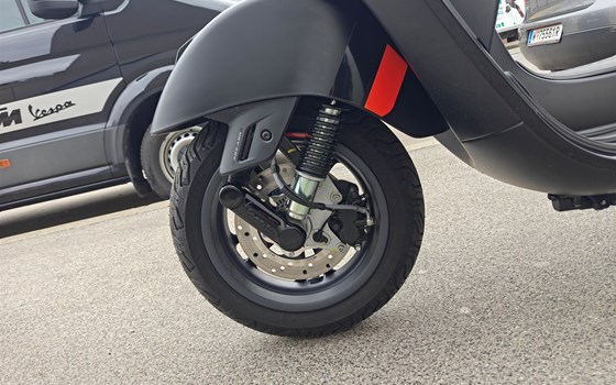 Umgebautes Motorrad Vespa GTS 125 Super Sport von IL MOTO  Motorradhandel und Reparaturwerkstätte GesmbH - Bild 13