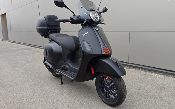 Umgebautes Motorrad Vespa GTS 125 Super Sport von IL MOTO  Motorradhandel und Reparaturwerkstätte GesmbH - Bild 2