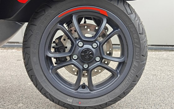 Umgebautes Motorrad Vespa GTS 125 Super Sport von IL MOTO  Motorradhandel und Reparaturwerkstätte GesmbH - Bild 14