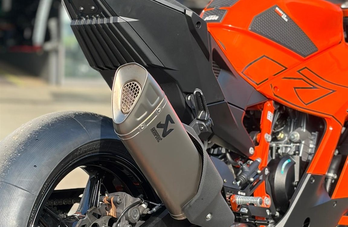 Umbgebautes Motorrad KTM 990 RC R