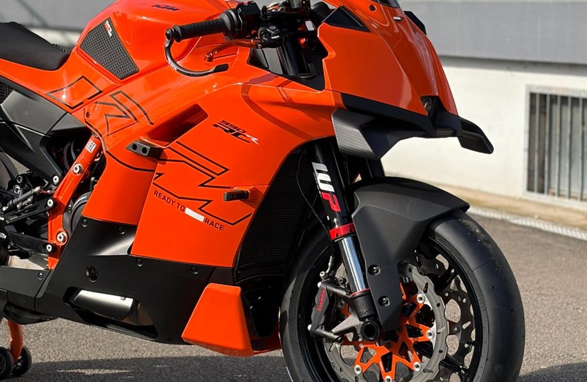 Umbgebautes Motorrad KTM 990 RC R