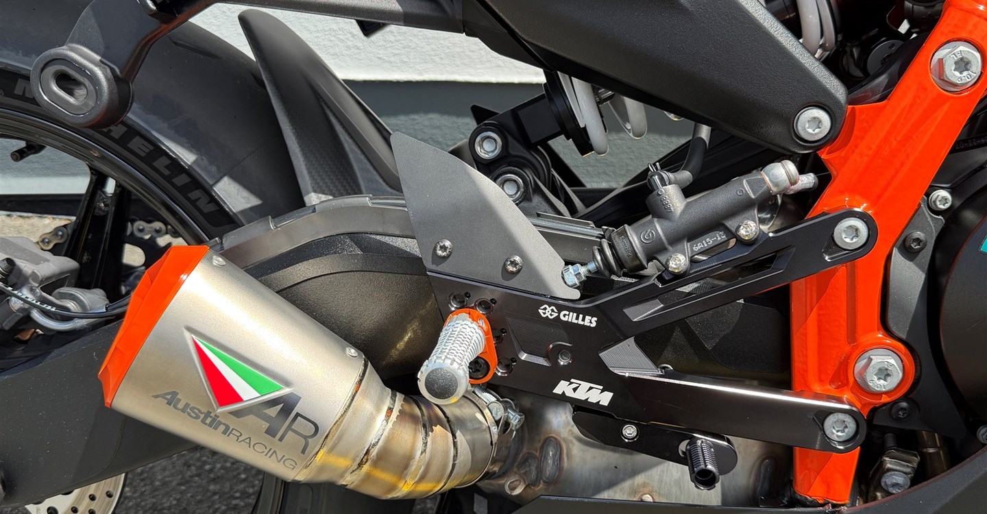 Umbgebautes Motorrad KTM 990 RC R