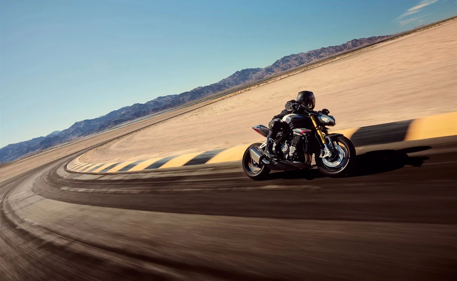 KOMBINIERTES MOTORRAD-FAHRSICHERHEITS- & SCHRÄGLAGENTRAINING Bild 1: KOMBINIERTES MOTORRAD-FAHRSICHERHEITS- & SCHRÄGLAGENTRAINING